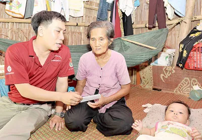 Tặng quà hộ gia đình nghèo. Tặng quà hộ gia đình nghèo.