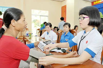 Khám bệnh cho bà con. Khám bệnh cho bà con.