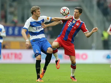 Tiền đạo Lewandowski (phải)tự tin ra mắt trong màu áo Bayern Munich. Tiền đạo Lewandowski (phải)tự tin ra mắt trong màu áo Bayern Munich.