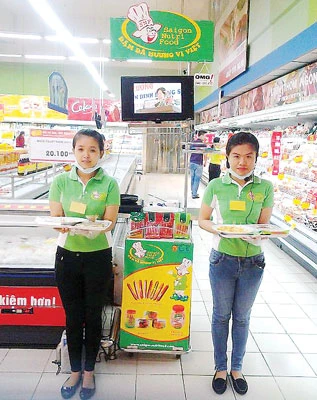 Đến siêu thị thưởng thức xúc xích tiệt trùng Saigon Nutri Food