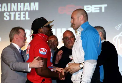 Tyson Fury (phải) bắt tay với Dereck Chisora trong buổi họp báo giới thiệu trận đấu, nhưng… Tyson Fury (phải) bắt tay với Dereck Chisora trong buổi họp báo giới thiệu trận đấu, nhưng…