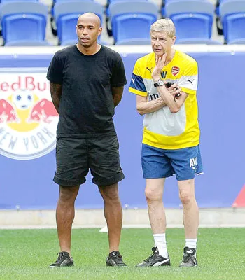 HLV Wenger và cựu cầu thủ Arsenal, Thierry Henry trên sân tập tại New York. HLV Wenger và cựu cầu thủ Arsenal, Thierry Henry trên sân tập tại New York.