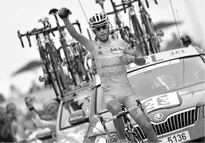 Vincenzo Nibali ăn mừng chiến thắng ở đích đến. Vincenzo Nibali ăn mừng chiến thắng ở đích đến.