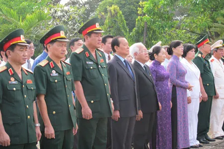 Đoàn đại biểu TPHCM viếng Nghĩa trang Liệt sỹ thành phố