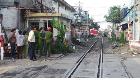 Lao vào tàu lửa đang chạy, một phụ nữ bị cán chết