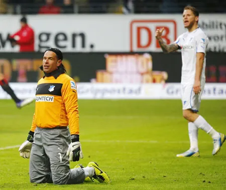Thủ thành Tim Wiese thất vọng trong trận đấu của Hoffenheim. Thủ thành Tim Wiese thất vọng trong trận đấu của Hoffenheim.