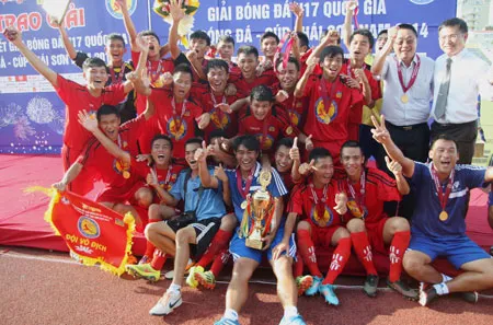 Thầy trò đội bóng PVF mừng ngày đăng quang ngôi vô địch giải U17 VĐQG 2014. Ảnh: Dư Hải