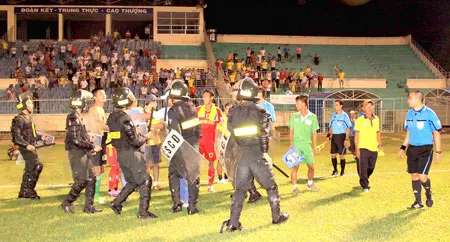 Sự cố xảy ra trong trận Hùng Vương An Giang gặp Than Quảng Ninh trên sân Long Xuyên hôm 27-7.