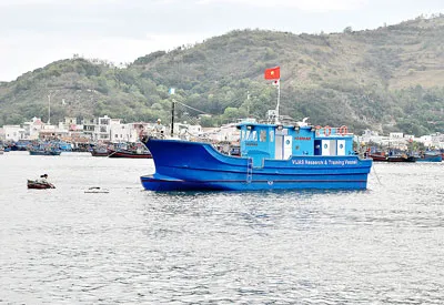 Tàu composite vươn khơi