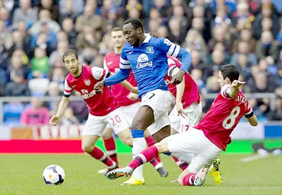 Romelu Lukaku thi đấu đầy dũng mãnh trong màu áo Everton. Romelu Lukaku thi đấu đầy dũng mãnh trong màu áo Everton.