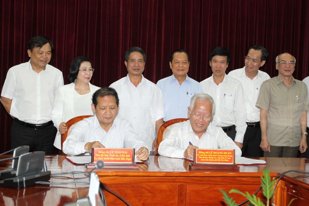 HCMC and Bac Kan province leaders sign a socioeconomic cooperation program in 2014-2020 (Photo: SGGP) HCMC and Bac Kan province leaders sign a socioeconomic cooperation program in 2014-2020 (Photo: SGGP)