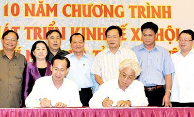 HCMC and Phu Yen Province leaders sign a comprehensive socioeconomic cooperation program in 2014-2020 on August 4 (Photo: SGGP) HCMC and Phu Yen Province leaders sign a comprehensive socioeconomic cooperation program in 2014-2020 on August 4 (Photo: SGGP)