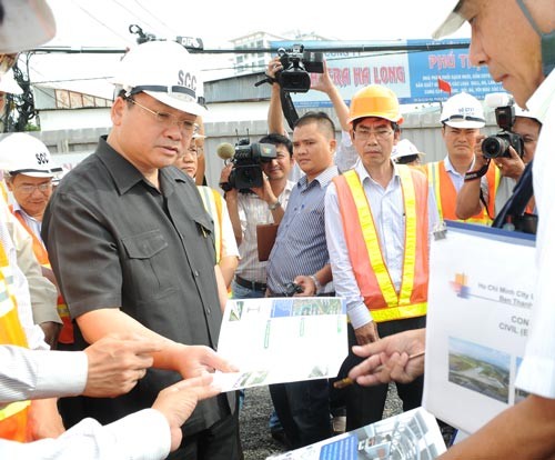 Deputy Prime Minister Hoang Trung Hai inspects progress of the first metro line project in HCMC on August 8 (Photo: SGGP) Deputy Prime Minister Hoang Trung Hai inspects progress of the first metro line project in HCMC on August 8 (Photo: SGGP)