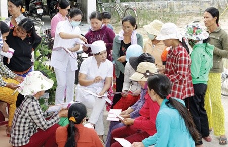 Medical staff disseminate population policy with women in the central province of Quang Nam's Nui Thanh Commune. While Viet Nam's population policy has been largely successful, remote areas still face major difficulties. — VNA/VNS Photo Duong Ngoc Medical staff disseminate population policy with women in the central province of Quang Nam's Nui Thanh Commune. While Viet Nam's population policy has been largely successful, remote areas still face major difficulties. — VNA/VNS Photo Duong Ngoc