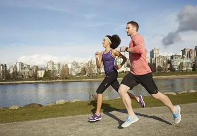 Khi chạy đầu và thân người cần giữ thẳng tự nhiên.