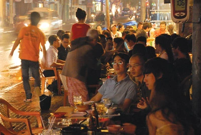 Nhậu thâu đêm, hình ảnh không khó gặp ở các đô thị lớn Nhậu thâu đêm, hình ảnh không khó gặp ở các đô thị lớn