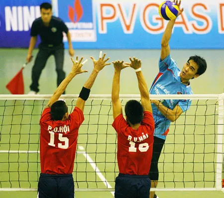 Tiếc cho Từ Thanh Thuận (đập bóng) mất cơ hội thể hiện tài năng ở đấu trường châu lục. Ảnh: Dũng Phương Tiếc cho Từ Thanh Thuận (đập bóng) mất cơ hội thể hiện tài năng ở đấu trường châu lục. Ảnh: Dũng Phương
