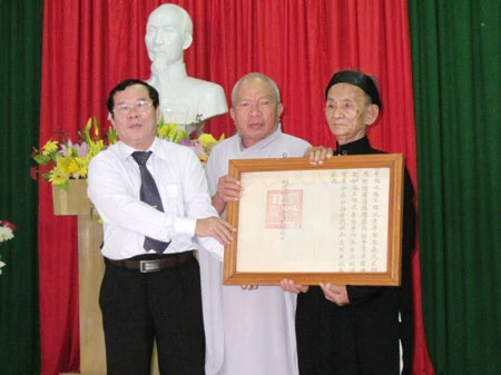 Bình Thuận: Trao tặng tài liệu, hiện vật liên quan đến chủ quyền biển đảo