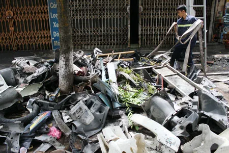 Nhiều linh kiện, yếm xemáy bị biến dạng khi chuyển ra khỏi khu vực cháy. Ảnh: LãAnh Nhiều linh kiện, yếm xemáy bị biến dạng khi chuyển ra khỏi khu vực cháy. Ảnh: LãAnh