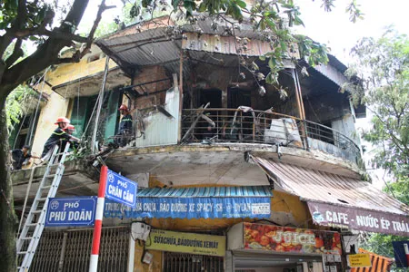 Hà Nội: Cháy lớn ở phố Phủ Doãn, 3 căn phòng bị thiêu rụi ảnh 2 Hà Nội: Cháy lớn ở phố Phủ Doãn, 3 căn phòng bị thiêu rụi ảnh 2