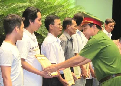 Đại tá Đinh Thanh Nhàn, Phó Giám đốc Công an TPHCM tặng giấy khen cho người vượt qua lầm lỡ, làm lại cuộc đời Đại tá Đinh Thanh Nhàn, Phó Giám đốc Công an TPHCM tặng giấy khen cho người vượt qua lầm lỡ, làm lại cuộc đời