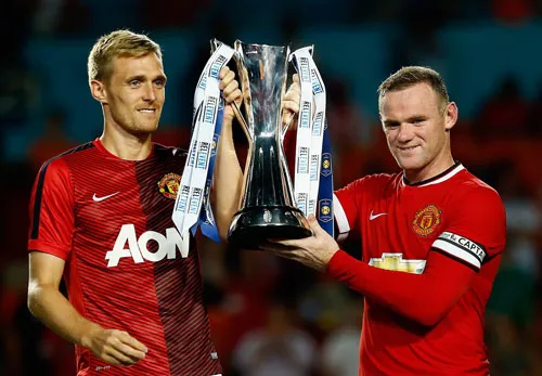 Wayne Rooney (phải) và Darren Fletcher rạng rỡ nâng cúp vô địch. Wayne Rooney (phải) và Darren Fletcher rạng rỡ nâng cúp vô địch.