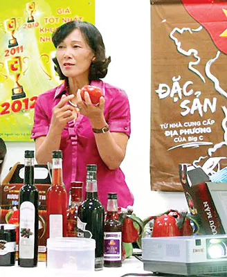 Cà chua “khủng” vượt qua lao đao