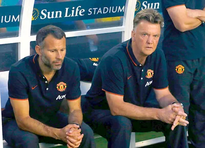 HLV Louis van Gaal (phải) và trợ lý Ryan Giggs. HLV Louis van Gaal (phải) và trợ lý Ryan Giggs.