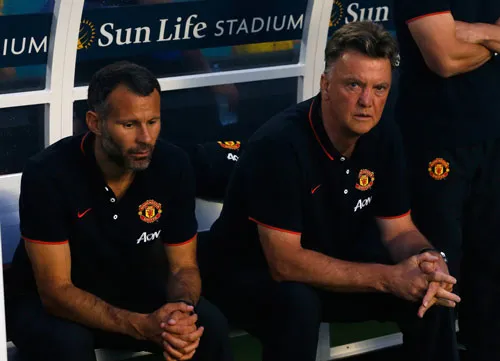 Louis van Gaal và Ryan Giggs trong trận đấu với Liverpool mới đây.
