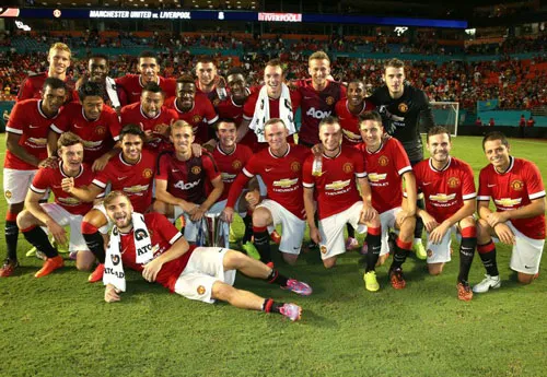 Các thành viên đội bóng mừng chiếc cúp vô địch ICC.