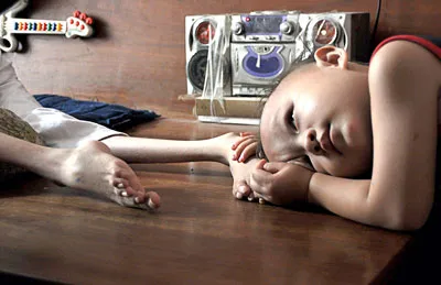 Trẻ thơ cũng muốn chia sẻ nỗi đau. Đồng cảm với nỗi đau (nạn nhân bị nhiễm chất độc da cam ở huyện Bình Chánh, TPHCM). Nỗi đau cả mẹ và con.