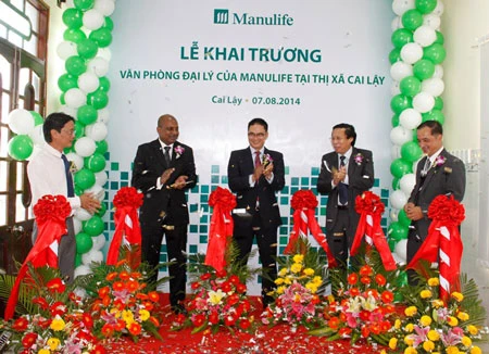 Manulife Việt Nam khai trương văn phòng giao dịch mới tại tỉnh Tiền Giang và tặng 30 suất học bổng cho học sinh có hoàn cảnh khó khăn