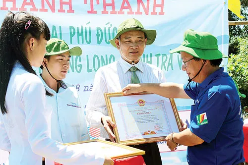 Tôn Đông Á nhận bằng khen của UBND tỉnh Trà Vinh