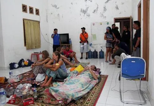 Indonesia cứu sống 13 người bị chìm tàu du lịch