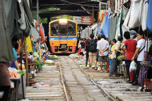 Hồi hộp với chợ đường tàu ở Samut Songkhram