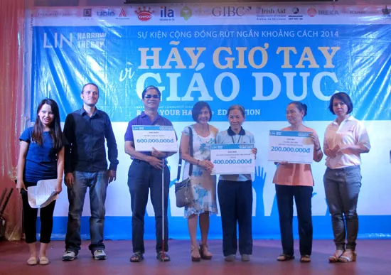 Rút ngắn khoảng cách 2014: “Hãy giơ tay vì giáo dục”