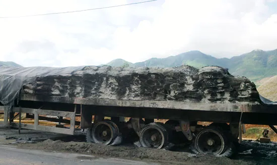 Thừa Thiên – Huế: Xe chở xi măng bốc cháy trên quốc lộ 1A