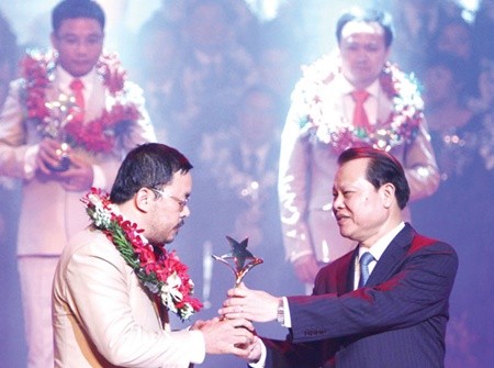Deputy Prime Minister Vu Van Ninh hands over the Red Star Award to outstanding young entrepreneurs in Ha Noi on Saturday. — VNA/VNS Photo Duong Giang Deputy Prime Minister Vu Van Ninh hands over the Red Star Award to outstanding young entrepreneurs in Ha Noi on Saturday. — VNA/VNS Photo Duong Giang