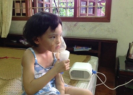 A child uses an inhaler. Home medical equipment lacks adequate management when it comes to both quality and trading. — Photo nld.com.vn A child uses an inhaler. Home medical equipment lacks adequate management when it comes to both quality and trading. — Photo nld.com.vn
