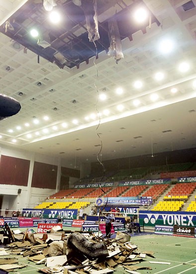 A huge debris from the roof of the sports house suddenly fell on Sep. 2nd, 2014, luckily causing no injury. A huge debris from the roof of the sports house suddenly fell on Sep. 2nd, 2014, luckily causing no injury.