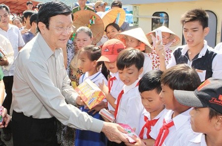 President Truong Tan Sang hands out gifts to children in MeKong Delta Kien Giang Province's Tho Chu Island commune yesterday. — VNA/VNS Photo Nguyen Khang President Truong Tan Sang hands out gifts to children in MeKong Delta Kien Giang Province's Tho Chu Island commune yesterday. — VNA/VNS Photo Nguyen Khang