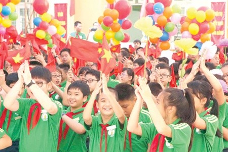 Students from Ha Noi-based Nguyen Tri Phuong junior high school celebrate the beginning of the new academic year yesterday. The occasion marked the beginning of the 2014-2015 academic year for the nation's 21.6 million students. — VNA/VNS Photo Quy Trung. Students from Ha Noi-based Nguyen Tri Phuong junior high school celebrate the beginning of the new academic year yesterday. The occasion marked the beginning of the 2014-2015 academic year for the nation's 21.6 million students. — VNA/VNS Photo Quy Trung.