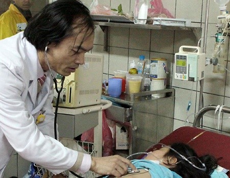 A doctor checks a child's heart rate at the Ha Noi-based Bach Mai Hospital. The number of new-borns with heart disease has risen recent years. — VNA/VNS Photo Duong Ngoc A doctor checks a child's heart rate at the Ha Noi-based Bach Mai Hospital. The number of new-borns with heart disease has risen recent years. — VNA/VNS Photo Duong Ngoc
