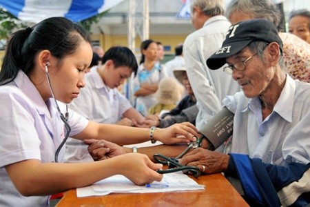 Doctors examine elderly people in HCM City on Saturday under a programme for elderly people's health. — VNA/VNS Photo An Hieu Doctors examine elderly people in HCM City on Saturday under a programme for elderly people's health. — VNA/VNS Photo An Hieu