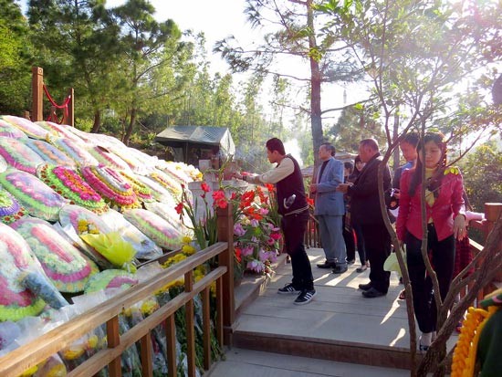 People arrive in the Vung Chua-Dao Yen (Swallow Island) to visit the legendary general’s grave. People arrive in the Vung Chua-Dao Yen (Swallow Island) to visit the legendary general’s grave.