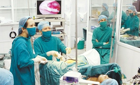 Doctors perform a gynaecological endoscopy surgery at Hai Phong Maternity Hospital. Experts have asked for tighter controls on medical equipment import following a number of scandals involving healthcare equipment recently. — VNA/VNS Photo Duong Ngoc. Doctors perform a gynaecological endoscopy surgery at Hai Phong Maternity Hospital. Experts have asked for tighter controls on medical equipment import following a number of scandals involving healthcare equipment recently. — VNA/VNS Photo Duong Ngoc.