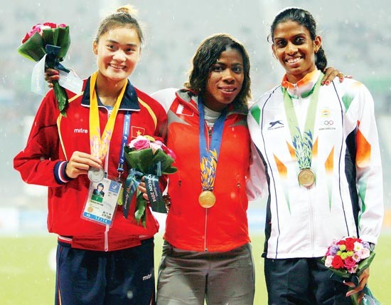 Sprinter Quach Thi Lan (L) wins the first silver medal for Vietnam sports delegation in the women's 400 m dash final Sprinter Quach Thi Lan (L) wins the first silver medal for Vietnam sports delegation in the women's 400 m dash final