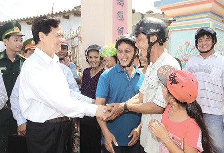 PM Nguyen Tan Dung (left) talks to residents of Ly Son island district as he initiates the building of a 27km underground cable connecting the district to the national electricity grid. — VNA/VNS Photo Duc Tam PM Nguyen Tan Dung (left) talks to residents of Ly Son island district as he initiates the building of a 27km underground cable connecting the district to the national electricity grid. — VNA/VNS Photo Duc Tam
