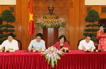 An agreement to this effect was signed yesterday, witnessed by Prime Minister Nguyen Tan Dung, Chairman of the Viet Nam Fatherland Front Nguyen Thien Nhan, and other Government and State leaders.— VNA/VNS Photo Duc Tam An agreement to this effect was signed yesterday, witnessed by Prime Minister Nguyen Tan Dung, Chairman of the Viet Nam Fatherland Front Nguyen Thien Nhan, and other Government and State leaders.— VNA/VNS Photo Duc Tam