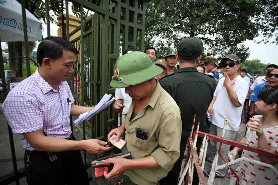 Nhọc nhằn kiếm vé xem U19 Việt Nam thi đấu ảnh 4